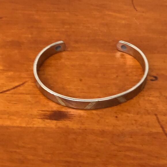 Retro Elegance Design Gold Etching Designs Effortlessly Chic Sleek Cuff Bracelet - Picture 4 of 6